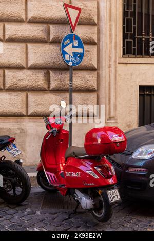 Rom, Italien. 18. September 2022. Rote Vespa Roller. (Bild: © Mark Avery/ZUMA Press Wire) Stockfoto