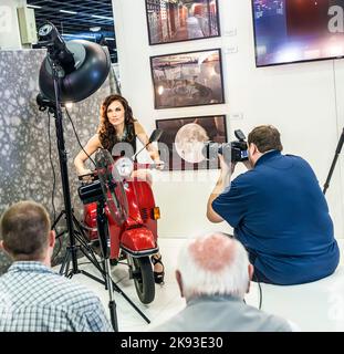 PHOTOKINA, KÖLN - 19. SEPTEMBER 2014: Auf der Photokina - World of Imaging - in Köln, Deutschland, sehen die Menschen die Demonstration von Taschenlampengeräten Stockfoto