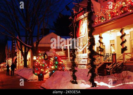 Das Red Lion Inn, ein historisches Hotel in Stockbridge, in den Berkshire Mountains, ist mit Weihnachtslichtern für den Urlaub und den Schnee geschmückt Stockfoto