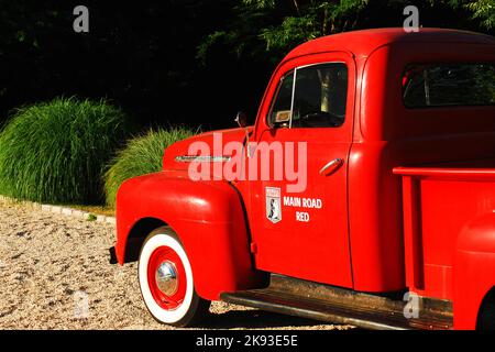 Ein roter 1951 Ford Pickup Truck steht als Dekoration in der Vorderseite eines Stockfoto