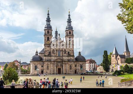 FULDA, DEUTSCHLAND - SEP 20. 2014: Menschen besuchen den Dom in Fulda, Deutschland. Die Kathedrale von Fulda ist die ehemalige Abteikirche der Abtei von Fulda und das Begräbnis Stockfoto