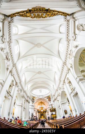 FULDA, DEUTSCHLAND - SEP 20. 2014: Innenansicht des barocken Doms in Fulda, Deutschland. Die Kathedrale von Fulda ist die ehemalige Abteikirche der Abtei von Fulda und das Begräbnis Stockfoto