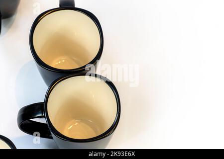 Schwarze und weiße Keramikschale isoliert auf weißem Hintergrund. mexiko Stockfoto