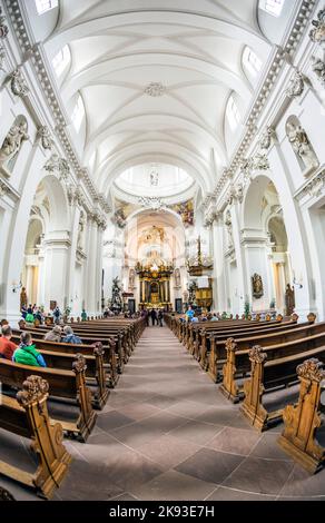 FULDA, DEUTSCHLAND - SEP 20. 2014: Innenansicht des barocken Doms in Fulda, Deutschland. Die Kathedrale von Fulda ist die ehemalige Abteikirche der Abtei von Fulda und das Begräbnis Stockfoto