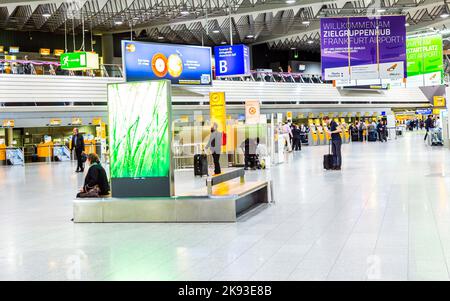FRANKFURT, DEUTSCHLAND - SEP 22, 2014: Menschen am Flughafen am Abend in Frankfurt, Deutschland. Im Jahr 2012 hat Frankfurt 57,5 Millionen Passagiere abgefertigt. Stockfoto