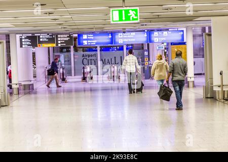 FRANKFURT, DEUTSCHLAND - SEP 22, 2014: Menschen am Flughafen am Abend in Frankfurt, Deutschland. Im Jahr 2012 hat Frankfurt 57,5 Millionen Passagiere abgefertigt. Stockfoto