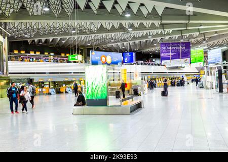 FRANKFURT, DEUTSCHLAND - SEP 22, 2014: Menschen am Flughafen am Abend in Frankfurt, Deutschland. Im Jahr 2012 hat Frankfurt 57,5 Millionen Passagiere abgefertigt. Stockfoto