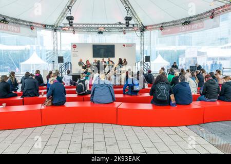 FRANKFURT, DEUTSCHLAND - OCT 12, 2014: Publikumstag auf der Internationalen Buchmesse Frankfurt, Interview auf der Agora Stage in Frankfurt, Deutschland. Stockfoto