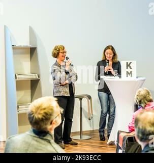 FRANKFURT, DEUTSCHLAND - OCT 12, 2014: Publikumstag auf der Internationalen Buchmesse in Frankfurt, Interview mit der Fotografin Barbara Klemm in Frankfurt. Stockfoto