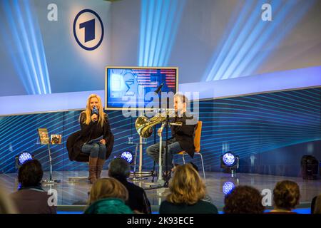 FRANKFURT, DEUTSCHLAND - 12. Okt 2014: Publikumstag auf der Internationalen Frankfurter Buchmesse, Interview am ARD-Treffpunkt mit Felix Klieser in Frankfurt, Ge Stockfoto