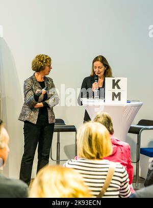 FRANKFURT, DEUTSCHLAND - OCT 12, 2014: Publikumstag auf der Internationalen Buchmesse in Frankfurt, Interview mit der Fotografin Barbara Klemm in Frankfurt. Stockfoto