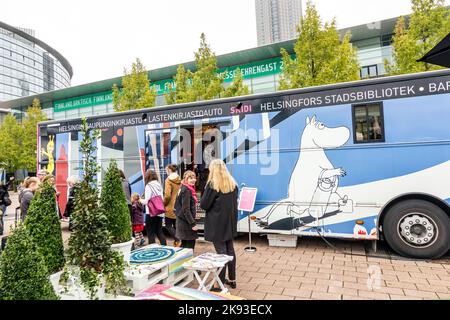 FRANKFURT, DEUTSCHLAND - OCT 12, 2014 : Publikumstag zur Frankfurter Buchmesse, Besucher im Bus der Stadtbibliotek von Helsinki in Frankfurt, Deutschland. Stockfoto