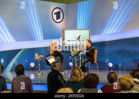 FRANKFURT, DEUTSCHLAND - 12. Okt 2014: Publikumstag auf der Internationalen Frankfurter Buchmesse, Interview am ARD-Treffpunkt mit Felix Klieser in Frankfurt, Ge Stockfoto
