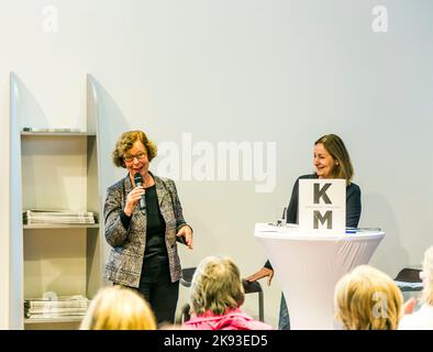 FRANKFURT, DEUTSCHLAND - OCT 12, 2014: Publikumstag auf der Internationalen Buchmesse in Frankfurt, Interview mit der Fotografin Barbara Klemm in Frankfurt. Stockfoto