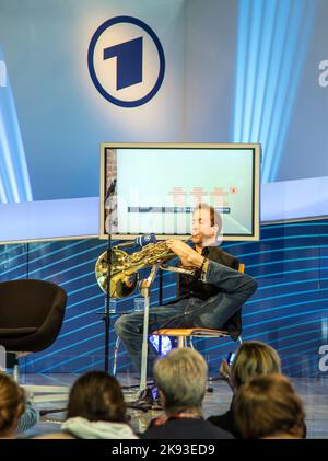 FRANKFURT, DEUTSCHLAND - 12. Okt 2014: Publikumstag auf der Internationalen Frankfurter Buchmesse, Interview am ARD-Treffpunkt mit Felix Klieser in Frankfurt, Ge Stockfoto