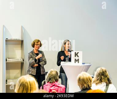FRANKFURT, DEUTSCHLAND - OCT 12, 2014: Publikumstag auf der Internationalen Buchmesse in Frankfurt, Interview mit der Fotografin Barbara Klemm in Frankfurt. Stockfoto