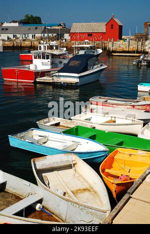 Eine Gruppe von Schlauchbooten wird an den Dock in der Nähe der arbeitenden Hummerboote und vor dem berühmten Motiv Nr. 1 in Rockport Massachusetts an der Küste gebunden Stockfoto