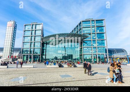 BERLIN, DEUTSCHLAND - 27. NOV 2014: Menschen im Berliner Hauptbahnhof in Berlin, Deutschland. Es ist der Hauptbahnhof in Berlin mit Stockfoto