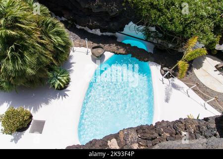 Taro de Tahiche, Spanien - 9. August 2007: Pool im Haus von Cesar Manrique in Taro de Tahiche auf Lanzarote, Spanien. Manrique ist der wichtigste Künstler A Stockfoto