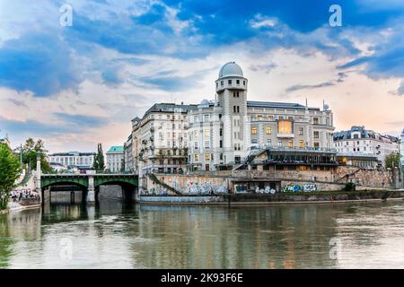 Wien, Österreich - 22. April 2009: Altes historisches Gebäude mit Observatorium am Donauufer in Wien, Österreich. Stockfoto