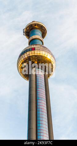 Wien, Österreich - 22. Juli 2009: Der Kamin der berühmtesten Wiener Fernwärme des Künstlers Hundertwasser im intensiven Nachmittagslicht in Vie Stockfoto