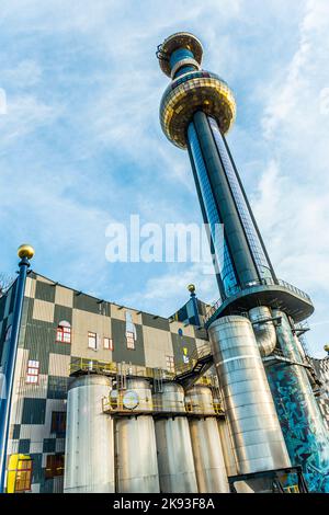 Wien, Österreich - 22. Juli 2009: Der Kamin der berühmtesten Wiener Fernwärme des Künstlers Hundertwasser im intensiven Nachmittagslicht in Vie Stockfoto