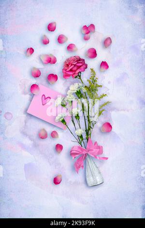 Rosa Rose, Blütenblätter, weiße Nelken in Vase mit rosa Schleife und Umschlag mit Herz auf wasserfarbenem Hintergrund. Stockfoto