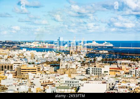 ARRECIFE, SPANIEN - 1. JAN 2010: Luftaufnahme von Arrecife mit Fracht- und Kreuzfahrthafen. Der neue Hafen wurde 2004 erbaut und bietet Anlegestellen für Kreuzschiffe Stockfoto