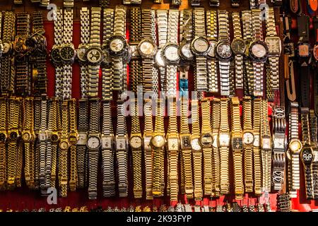 DELHI, INDIEN - 10. NOV 2011: golden Looking Uhren auf dem Meena Bazaar Market in Delhi, Indien. Shah Jahan gründete den Basar im 17th. Jahrhundert Stockfoto