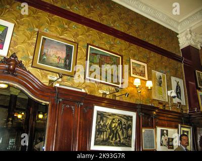 BUENOS AIRES, ARGENTINIEN - 27. JAN 2015: Die Menschen besuchen das alte Cafe Tortoni in Buenos Aires, Argentinien. 1858 eingeweiht, in seine prese umgezogen Stockfoto