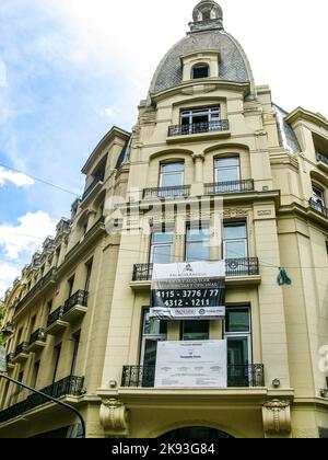 BUENOS AIRES, ARGENTINIEN, 26. JAN 2015: Schöne Gebäude im alten Stil in Buenos Aires, Argentinien. Buenos Aires ist seit 1880 die Hauptstadt Argentiniens. Stockfoto