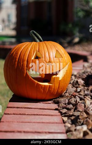 Nahaufnahme eines großen halloween Kürbisses vor dem Wohnhaus Stockfoto