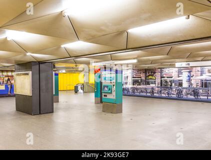 FRANKFURT, DEUTSCHLAND - 28. FEB 2015: U-Bahn-Station für S- und U-Bahn Eschenheimer Turm in Frankfurt, Deutschland. Die U-Bahn-Station wurde 1978 af eingeweiht Stockfoto