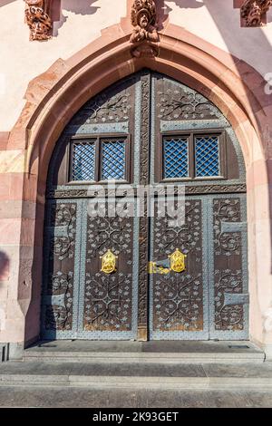 FRANKFURT, DEUTSCHLAND - 28. FEB 2015: Detail der alten Holztür des Rathauses am Römerberg in Frankfurt. Seit dem 15th. Jahrhundert ist dies der Eingang t Stockfoto