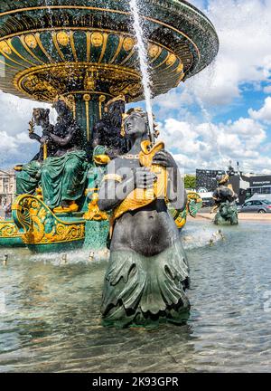 PARIS - FRANKREICH, 12. JUNI 2015: Brunnen, entworfen von Jacques-Ignace Hittorff auf dem Place Concorde. Der Place de la Concorde ist einer der großen öffentlichen Plätze i Stockfoto