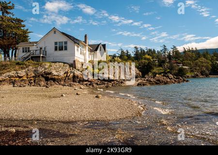 Die weiße Emmanuel Episcopal Church liegt auf einer Klippe am Meer in Eastsound, Orcas Island, Washington State, USA. Stockfoto