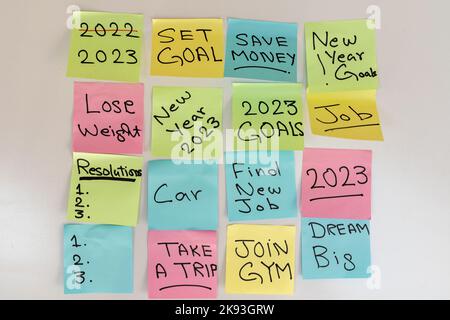 Resolutionen und Ziele für das neue Jahr 2023 auf Haftnotizen auf weißem, isoliertem Hintergrund geschrieben Stockfoto