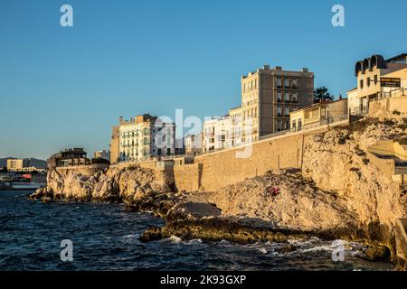 MARSEILLE, FRANKREICH - 9. JULI 2015 : die Menschen genießen den Sonnenuntergang an der Corniche Kennedy in Marseille, Frankreich. Die Corniche ist ein berühmter Touristenort und alt Stockfoto