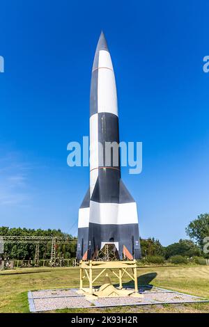 PEENEMUENDE, DEUTSCHLAND - 10. AUG 2015: Deutsche WW2 V2-Rakete in Peenemuende, Deutschland. Ab 1943 wurden große Mengen der Rakete i manucactured Stockfoto
