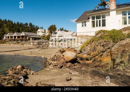 Die weiße Emmanuel Episcopal Church liegt auf einer Klippe über der Fishing Bay in Eastsound, Orcas Island, Washington State, USA. Stockfoto