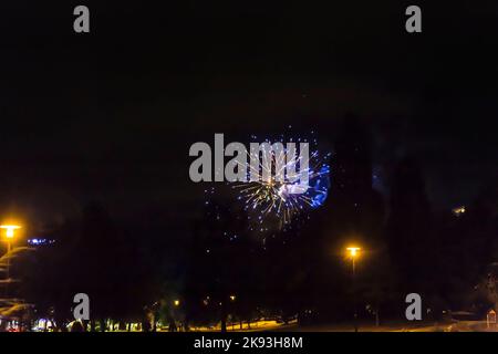 BAD SODEN, DEUTSCHLAND - 15. AUG 2015: Feuerwerk in Bad Soden aufgrund des jährlich stattfindenen Sommerfestes in Bad Soden. Stockfoto