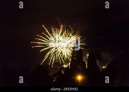 BAD SODEN, DEUTSCHLAND - 15. AUG 2015: Feuerwerk in Bad Soden aufgrund des jährlich stattfindenen Sommerfestes in Bad Soden. Stockfoto