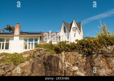 Die weiße Emmanuel Episcopal Church liegt über einer Klippe am Meer in Eastsound, Orcas Island, Washington State, USA. Stockfoto