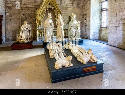 AVIGNON, FRANKREICH - 9. DEZEMBER 2015: Im Norden der Sakristei des Papstpalastes in Avignon, Frankreich mit Gipsfiguren prominenter Persönlichkeiten während der Zeit Stockfoto