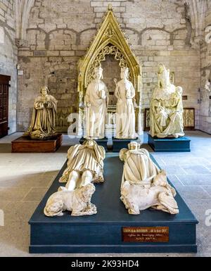 AVIGNON, FRANKREICH - 9. DEZEMBER 2015: Im Norden der Sakristei des Papstpalastes in Avignon, Frankreich mit Gipsfiguren prominenter Persönlichkeiten während der Zeit Stockfoto