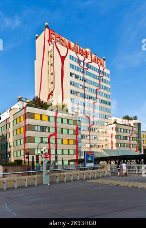 Wien, Österreich - 22. Juli 2009: Die berühmteste Fernwärme des Künstlers Hundertwasser in Wien im intensiven Nachmittagslicht. Stockfoto