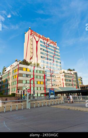 Wien, Österreich - 22. Juli 2009: Die berühmteste Fernwärme des Künstlers Hundertwasser in Wien im intensiven Nachmittagslicht. Stockfoto