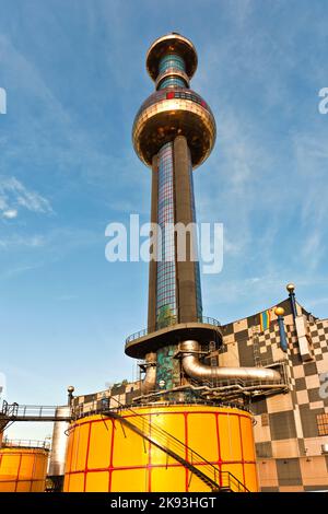 Wien, Österreich - 22. Juli 2009: Schornstein der berühmtesten Wiener Fernwärme des Künstlers Hundertwasser im intensiven Nachmittagslicht in Wien Stockfoto