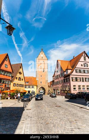 Dinkelsbühl, Deutschland - 29. Juli 2009: Romantisches Dinkelsbühl, Stadt der späten Mittelalter- und Fachwerkhäuser in Dinkelsbühl, Deutschland. Verstärkt durch das e Stockfoto