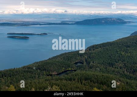 Ein Blick auf einige der San Juan Inseln vom Wachturm auf dem Mount Constitution auf Orcas Island, Washington, USA. Stockfoto